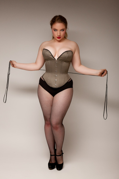 ms-curves: Cool corset. Cool style. (Yay for other women with curves!)