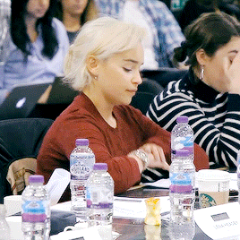 arwenevenstar:Kit and Emilia react to Dany’s death scene at the season 8 table read