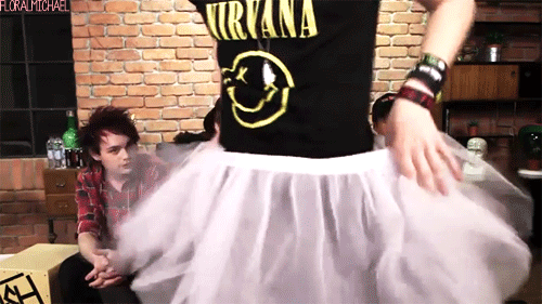 fivesecondsof-muke: “Now I’m cleaning up your mess I know he’s taking off your dress”