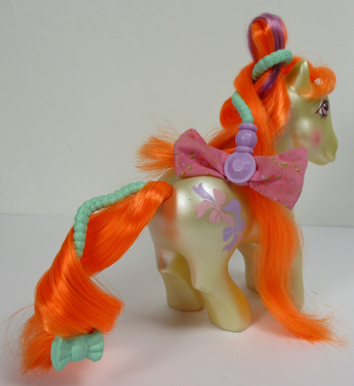 It’s My Little Monday!With Hairdo Pony Beautiful Bows!The Hairdos were later on in the line of G1, a