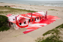 nyctaeus:  Katharina Grosse sprays Fort Tilden