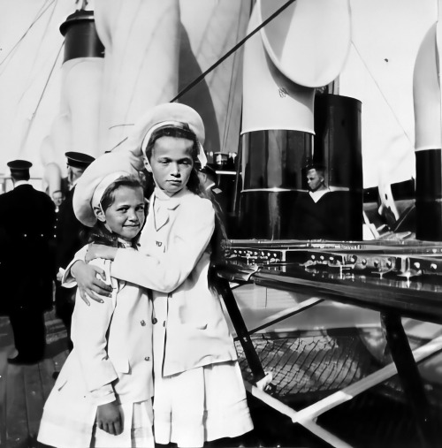 Grand Duchesses Olga and Maria Nikolaevna of Russia hugging on the Imperial Yacht, 1906 original sou