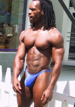 armyboii11inch:  blackgaysociety:  #CHOCOLATESUNDAY    Dayuuum bro; that’s big and juiccee