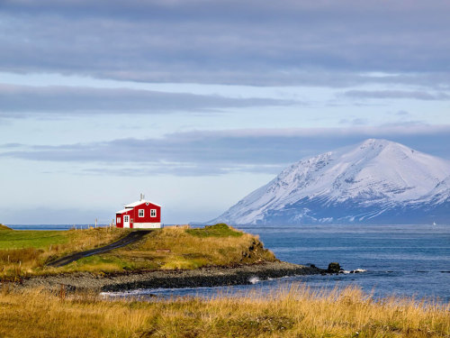 fancyadance:Little Houses in Iceland, Canada, Australia, Romania and New Zealandmore