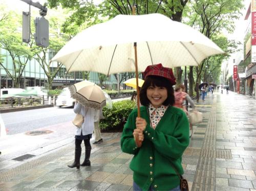 kwwwsk: Twitter / Kasumistaff 先日のあまちゃんのロケの様子。 現代の表参道にミスマッチな衣裳を身にまとった女の子を発見。 有村架純ですね！パシャリいたしました。 もうすぐ
