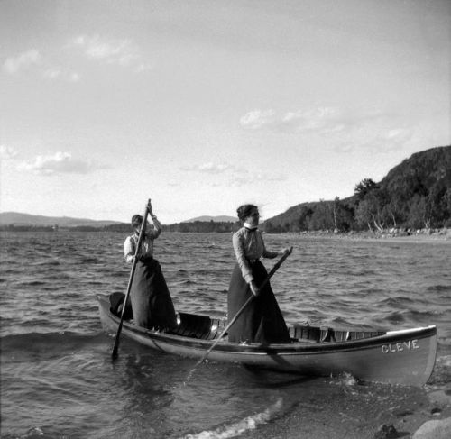 adventures-of-the-blackgang: September 1900Grace G. and Grace Parker at Lake City on Megunticook Lak