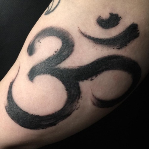 Freehand brush Om symbol for Janine. #freehand #brush #om #ohm #dortmund #tattoocon (at Tattoo Show 