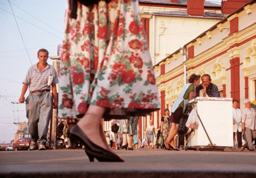 dolm:Russia. Moscow. 1996. In front of Kazan Station. Gueorgui Pinkhasov.