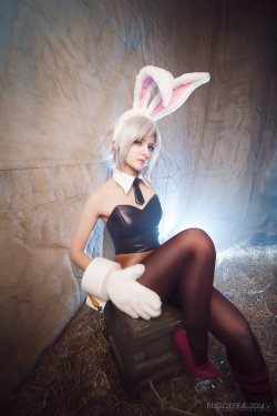 sharemycosplay:  Our #lunchtime #leagueoflegends post features more of @Iscariot_Elian &amp; her stunning Riven. @PugoffkaSama #cosplay http://pugoffka-sama.deviantart.com/PugoffkaSama  Sharing the cosplay for you! 