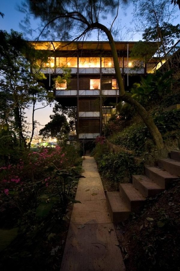 nonconcept:  Casa Helio Olga, Sao Paulo, Brazil by Marcos Acayaba.