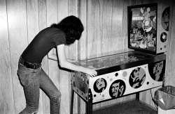 gimme-gimme-shock-treatment:Joey Ramone playing pinball, photo by Danny Fields, ca 1976