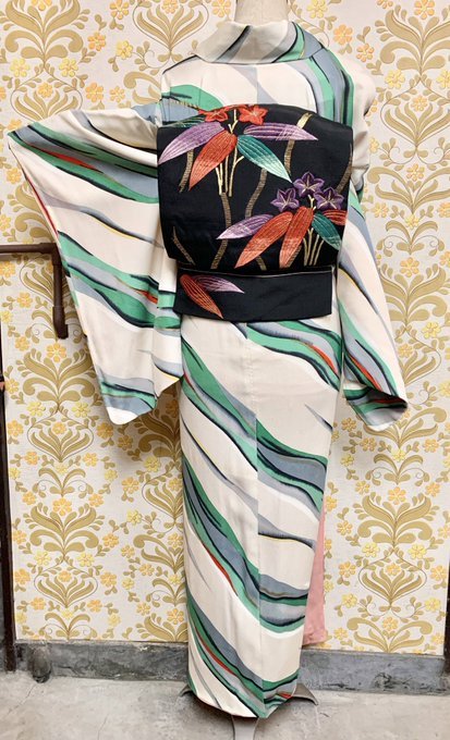 Fresh kimono outfit, featuring a modern kimono with joyfully wavy stripes, paired with this antique 