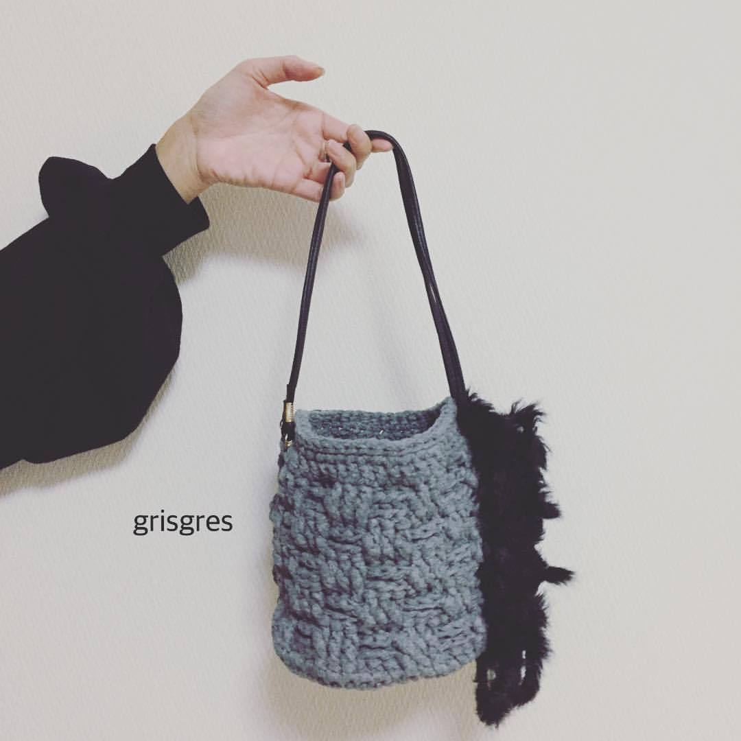 Yarn Art Artist Grisgres Grisgresの新作デザインバッグ Ribbon Xl とファーヤーンのバケツ型バッグ