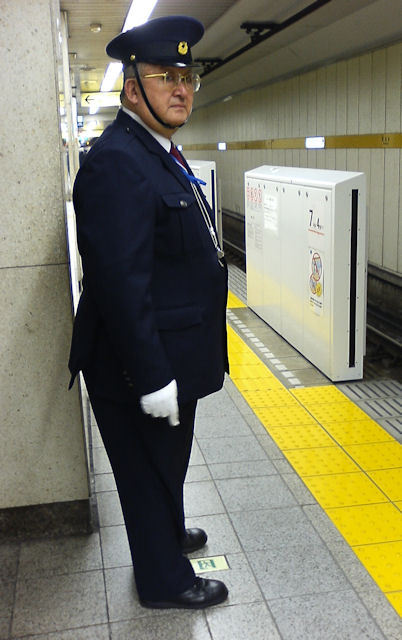 wrinkleshop:japaneseojisan:体格のいい警備員オジさん Mmm yesss