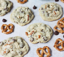 fullcravings:  Chocolate chip Pretzel Cookies 