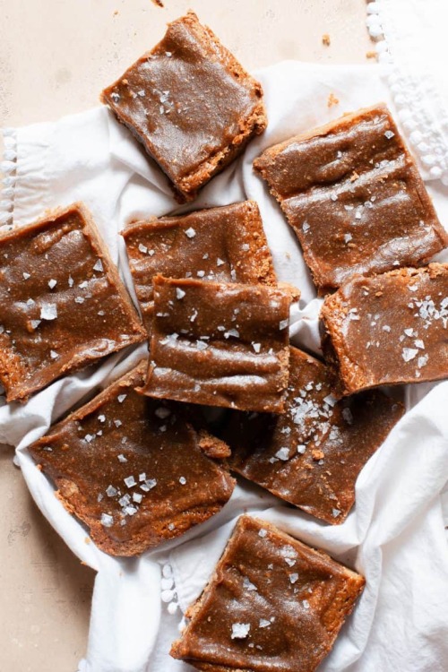 sweetoothgirl:  Healthy Salted Caramel Blondies