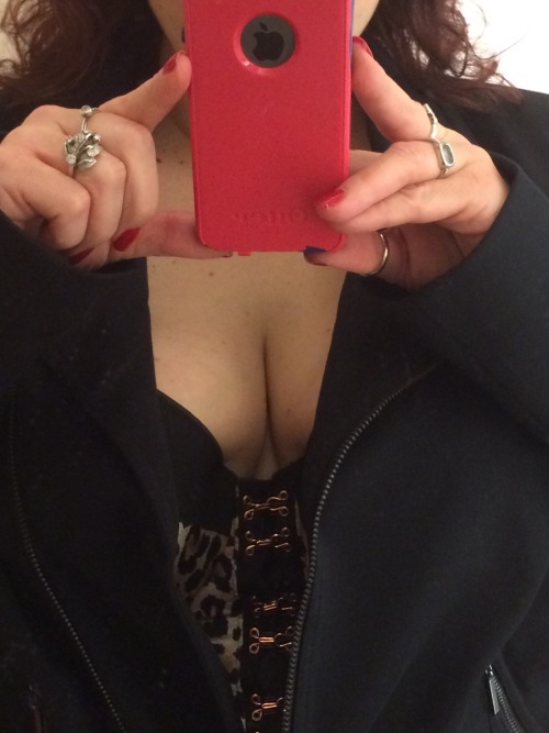 eyes-forever-blue:  submissiveinclination:  Just a peek…  @subfestaustin2015   ~smile~  Mmmm yum #shesmine #donthate  I’m gonna bite you @submissiveinclination 