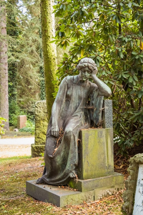 Lean on me.Tomb stone, St Nichoals Cemetery, Chemnitz.