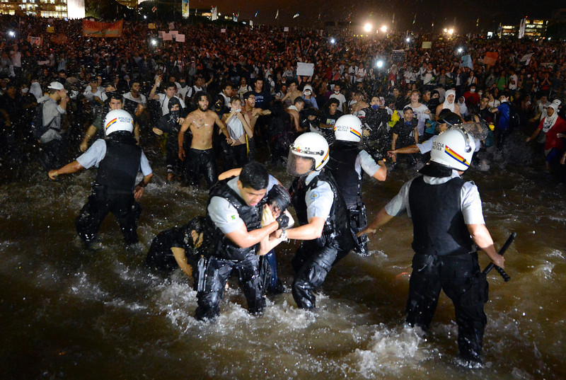 fotojournalismus:  Brazil June 17, 2013 1. A military police officer pepper sprays