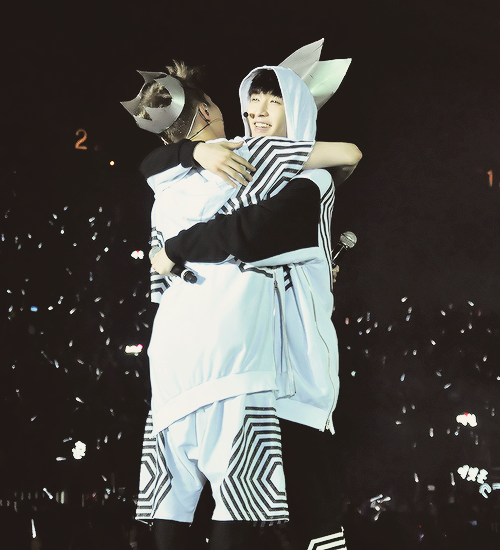 yixinqs:   A Fangirl’s guide on ‘How to lure Oppa into a hug’ - By Zhang Yixing