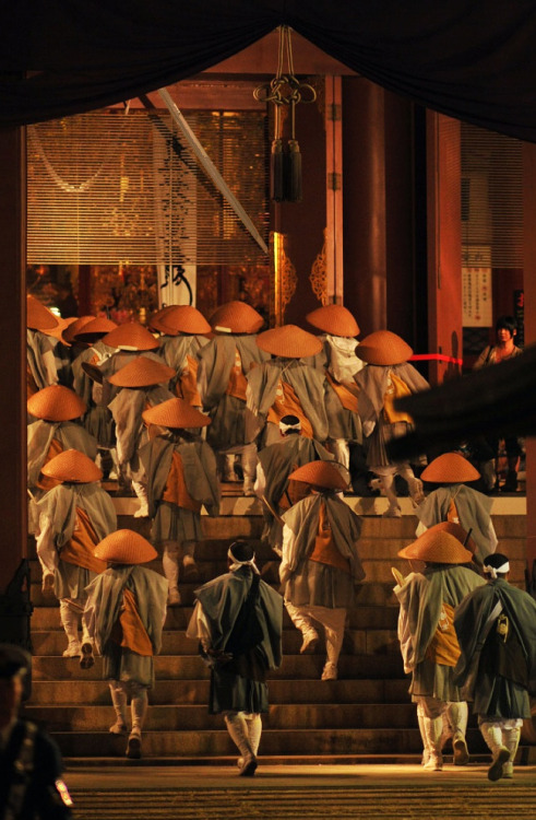 Monks participating in the Ikegami Oeshiki Buddhist ceremony, Japan.  Image via Pinterest