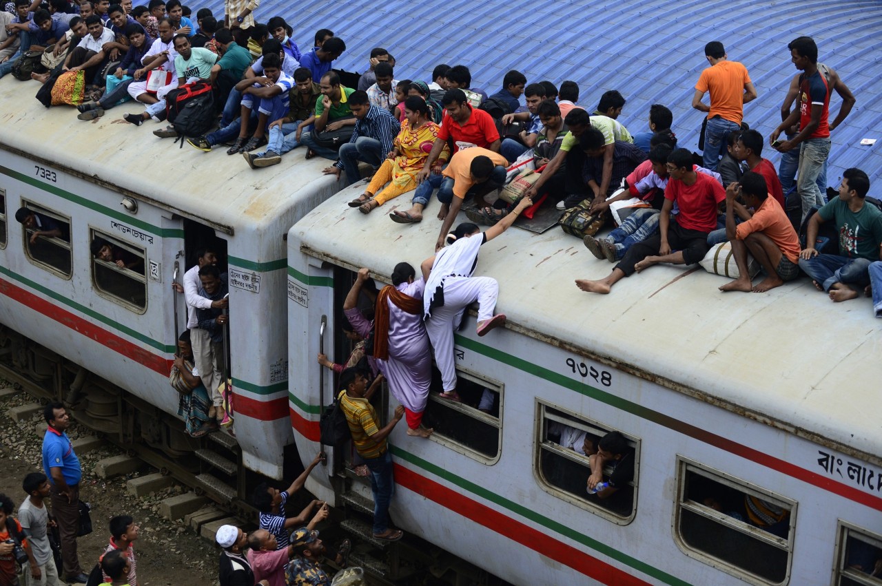 Los viajeros de Bangladesh en un intento de llegar a sus respectivos pueblos para estar con sus familias antes de la fiesta musulmana de Eid al-Fitr en Dhaka. Eid al-Fitr es el evento más grande de la fiesta calendario musulmán y marca el final del...