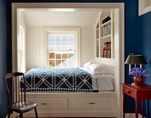 thefoodogatemyhomework: Beautiful navy and white in this simple and lovely bedroom in Columbia Count