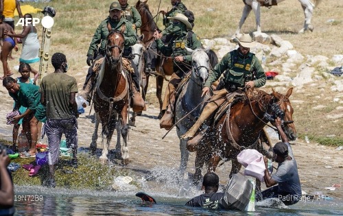 A caballo, como una película del lejano oeste, fueron perseguidos cientos de migrantes haitia
