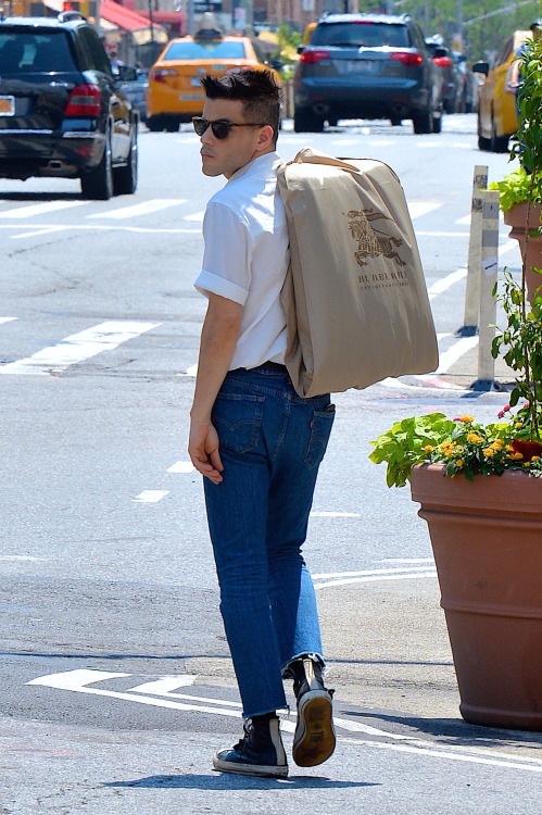 athinglikethat:celebritiesofcolor:Rami Malek out in NYCWhen your arse is working those jeans but you