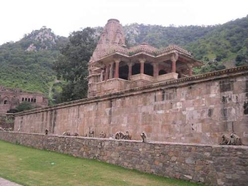 (via The haunted fort of Bhangarh: Myth Vs Reality)