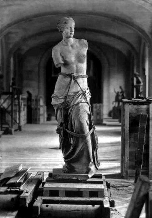 hellas-inhabitants: Aphrodite Of Milos. The Louvre museum evacuated just before the German invasion 