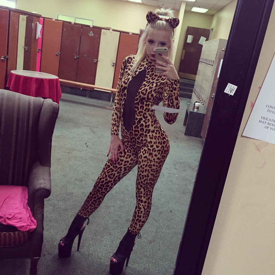 stripper-locker-room:  spankedkitten