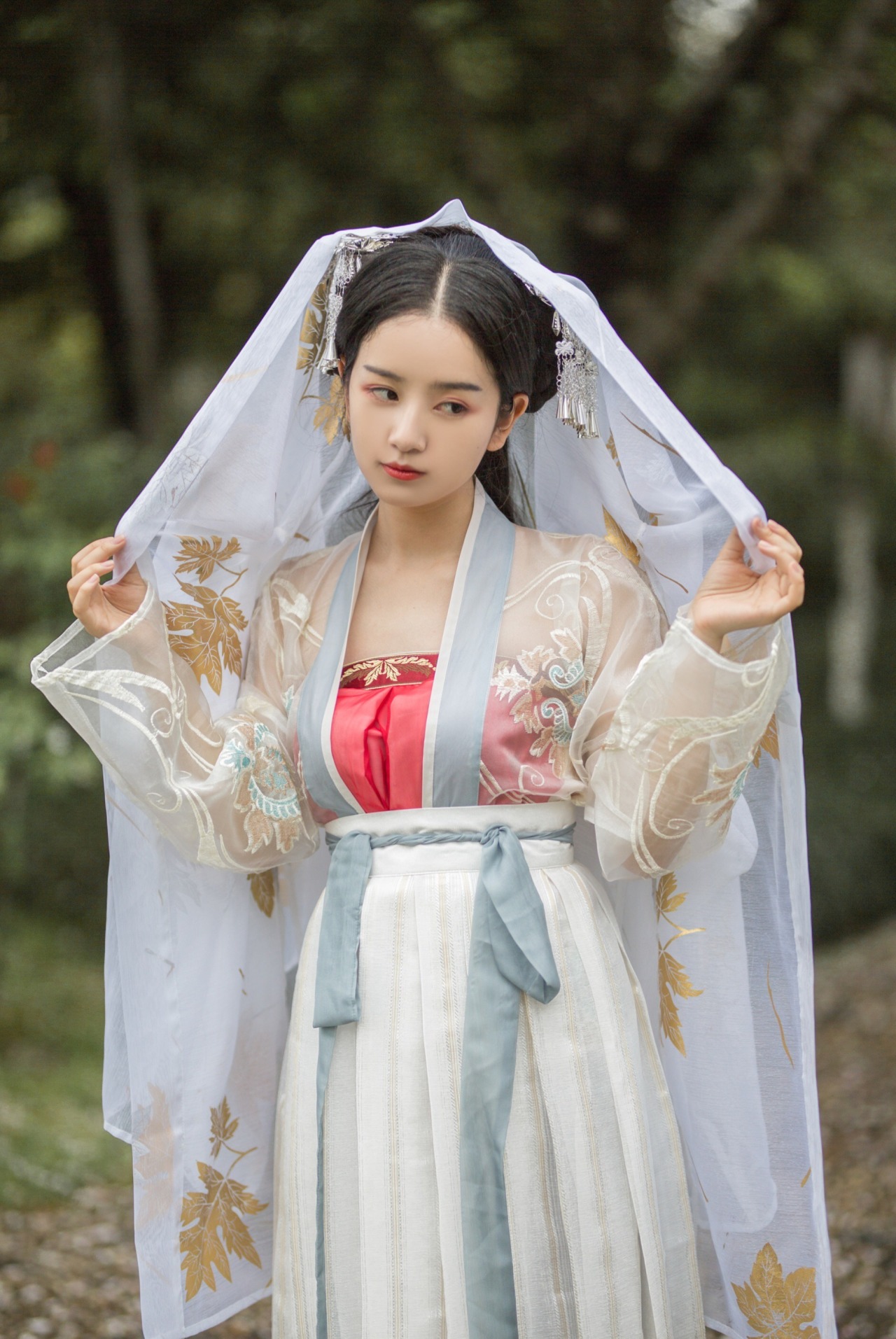 ziseviolet: “江南烟雨雾青色。”   Traditional Chinese Hanfu photography