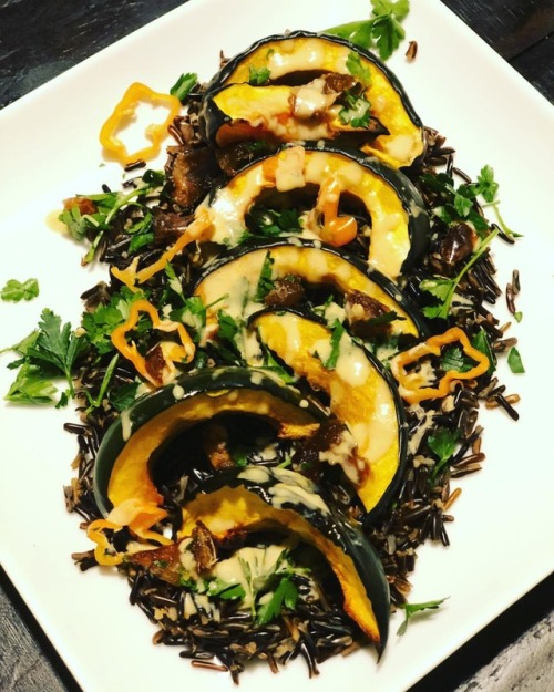 Meatless Monday⚡️ Roasted Acorn Squash with wild rice, habanero &amp; tangerine tahini sauce   #