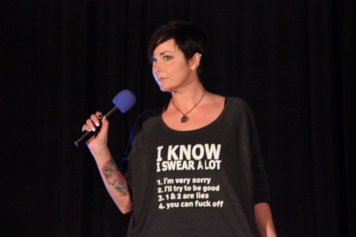 bigmammallama5:  doctor-could-be-bisexual:  ladysidhe:  carryonmywaywardmeese:  Kim Rhodes - Houston Con 2015  I need this fucking shirt.  Is that the mom from suite life of Zach and Cody?!?  IT IS 