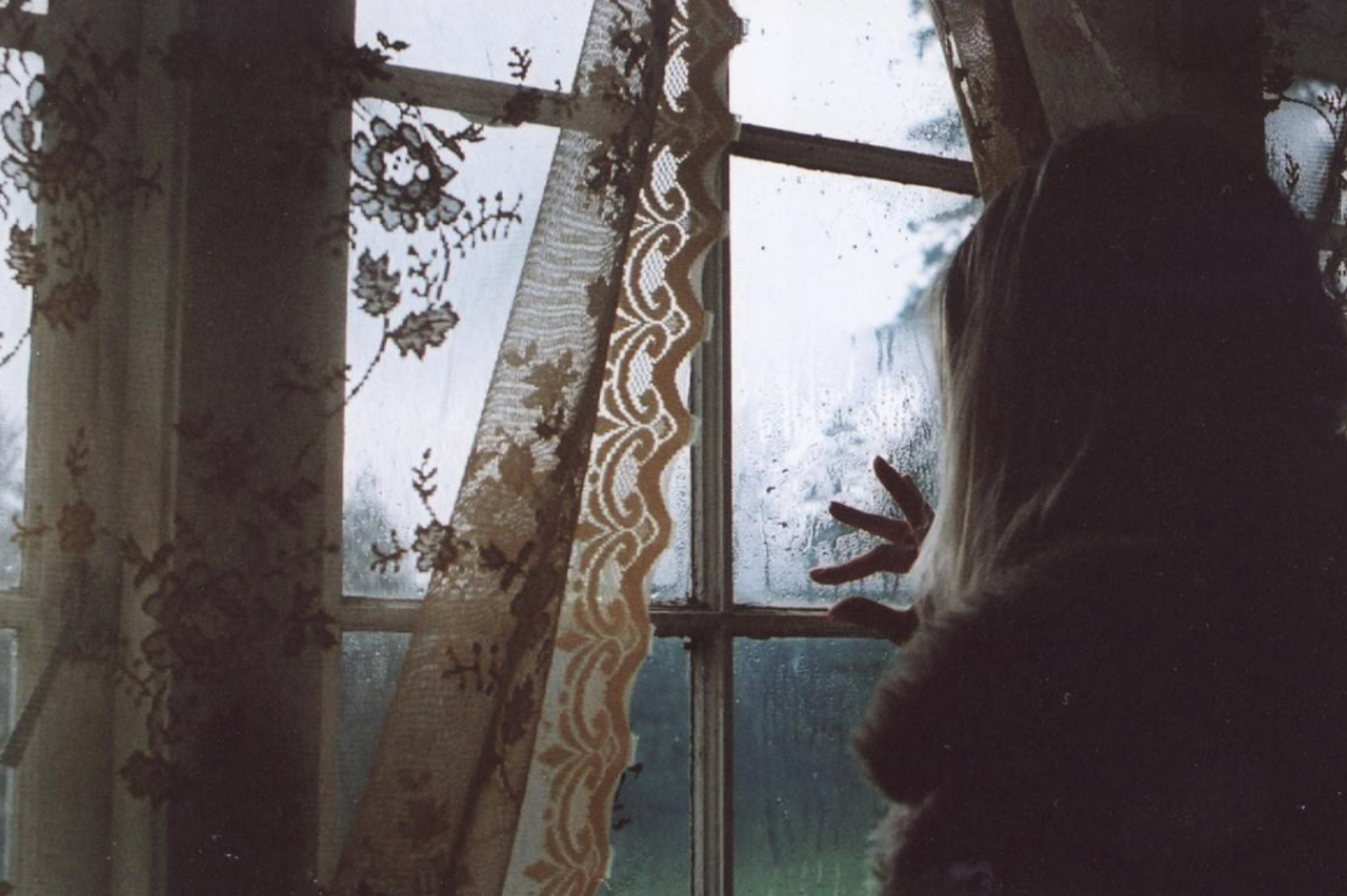 Глянула матушка в окно а там все. Женщина ждет у окна. Женщина в окне. Девушка у окна со спины. Принцесса ждет у окна.