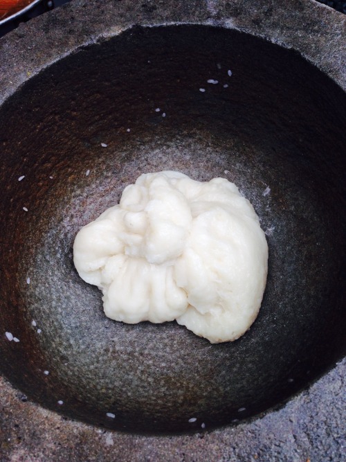 iconomiccc:  Japanese eat rice cake on New Year’s Day traditionally. This is a photo that is making 