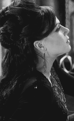 Aheartforaqueen:  Favorite Looks Of The Queen (♔) 