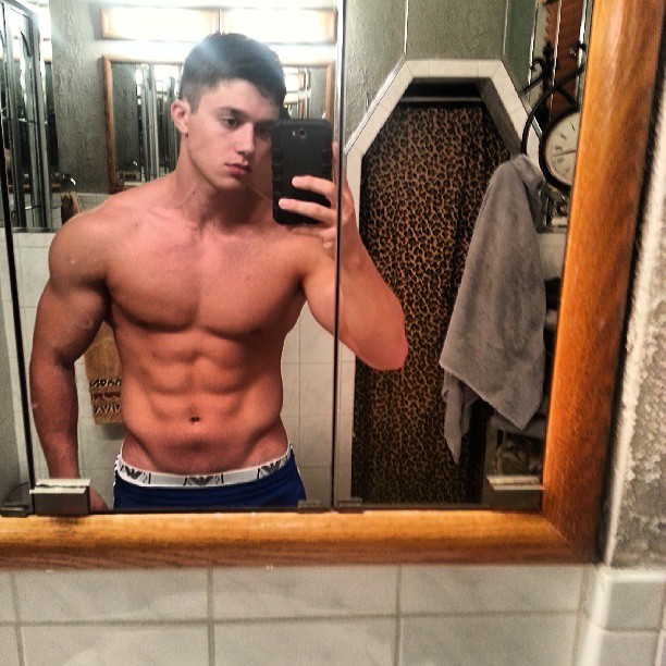 fuckyeaimgay:  Constant Gay Porn - Follow for more 