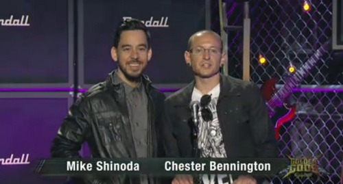 wretchesandkingsnet:  Chester Bennington y Mike Shinoda estuvieron presentes como invitados del Gold