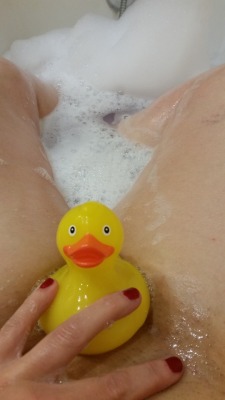 brujitalove:  Bubbles and duck…….