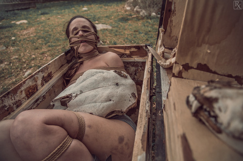 I’ll share my skeletons if you do… Trapped in the trunk: @littlemisskay21 Photo: @fred-rx