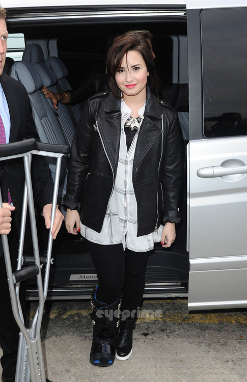 demibr-noticias:  Demi Lovato chegando ao “London Fashion Week”,