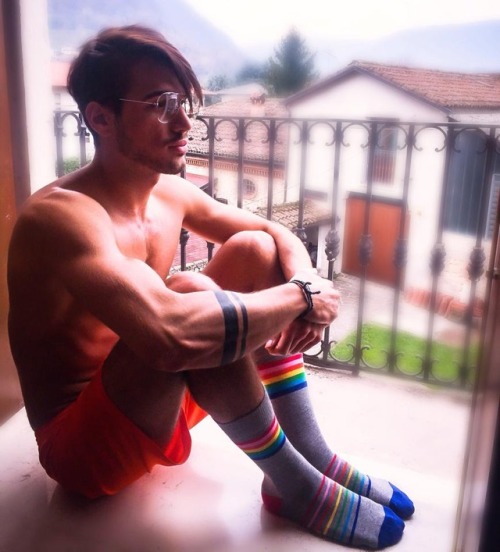 specialsockdrawer:  Thanks to the awesome bcssox for the leadbut now I’m totally intomrdlondon