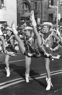 livelymorgue:  Nov. 22, 1990: Ginny Pope, right, from Cisco, Tex., arrived in New York to perform with her drill team during the Macy’s Thanksgiving Day Parade, equipped with a list of things to avoid or be horrified by. “New York should be ashamed