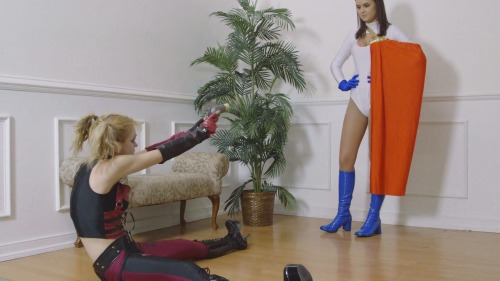 “Amazing Alexis vs Harley Quinn” is now adult photos