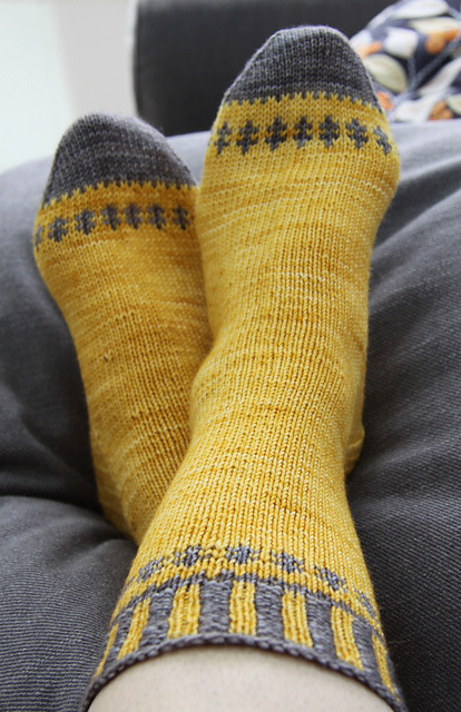 stitcherywitchery:  Self-Important Socks – a free knitting pattern by Deborah Kemball.   Free Knitti