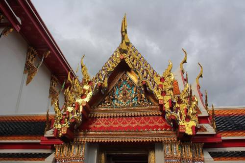 And this one the roofs of Wat Pho #sleepingbuddhatemple #watpho #roof #temple #buddhatemple #bangkok