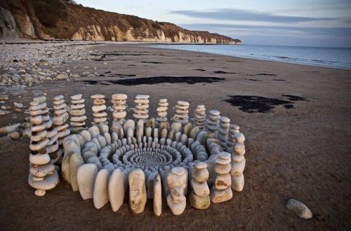 bubblewrench: Artist James Brunt Arranges Leaves and Rocks Into Elaborate Mandalas that first one lo