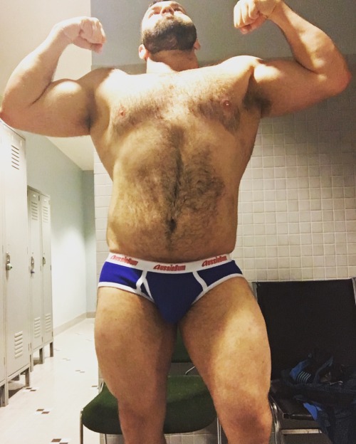 moxieracer:I was feeling really good after the gym this morning. An HIRSUTE MUST have